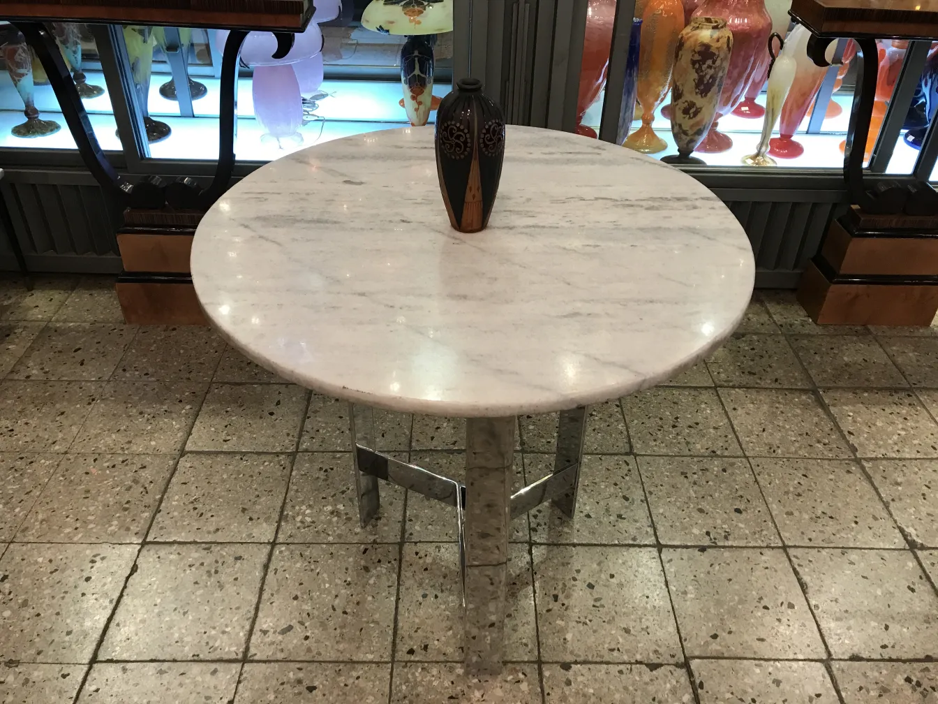 Vetro firmato D'Argental su un tavolo rotondo decorativo