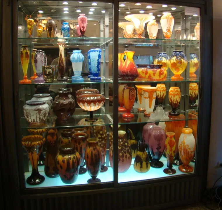 mostra di antiquariato con vetro firmato d'argental