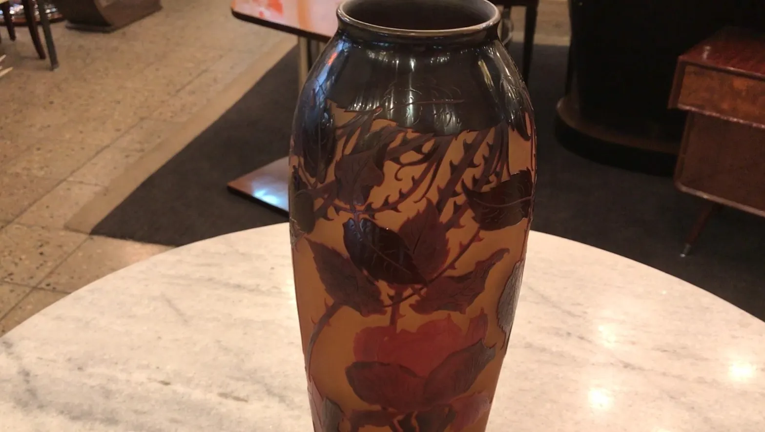 verre ancien avec décoration de feuilles et fleurs