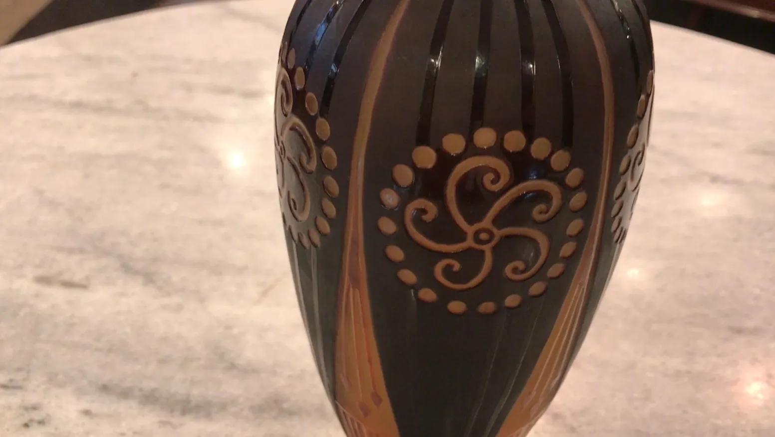 Antikes Glas mit elegantem Design und D'Argental-Unterschrift.