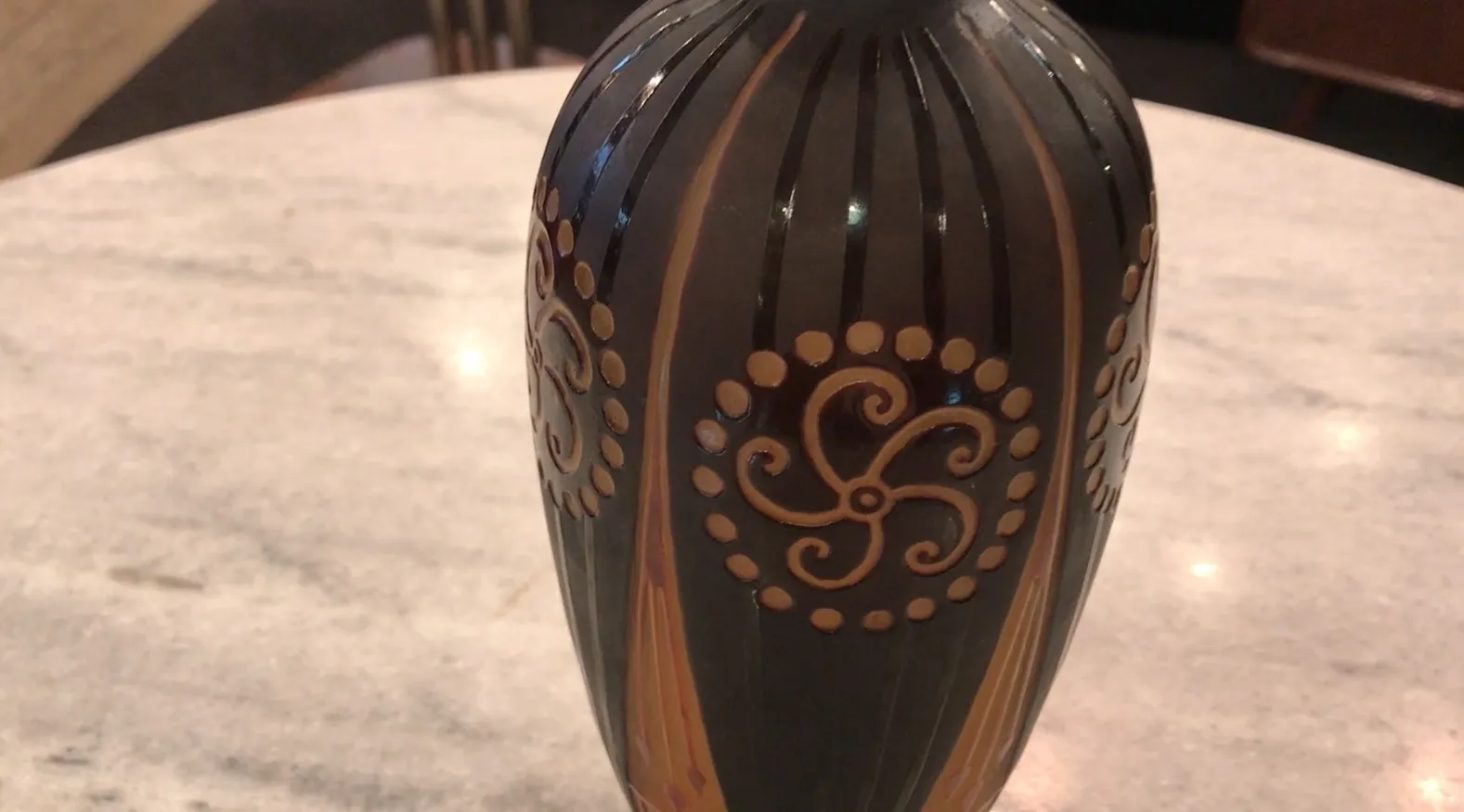 Antik signiertes Glas D'Argental, goldene Akzente, elegantes Design.