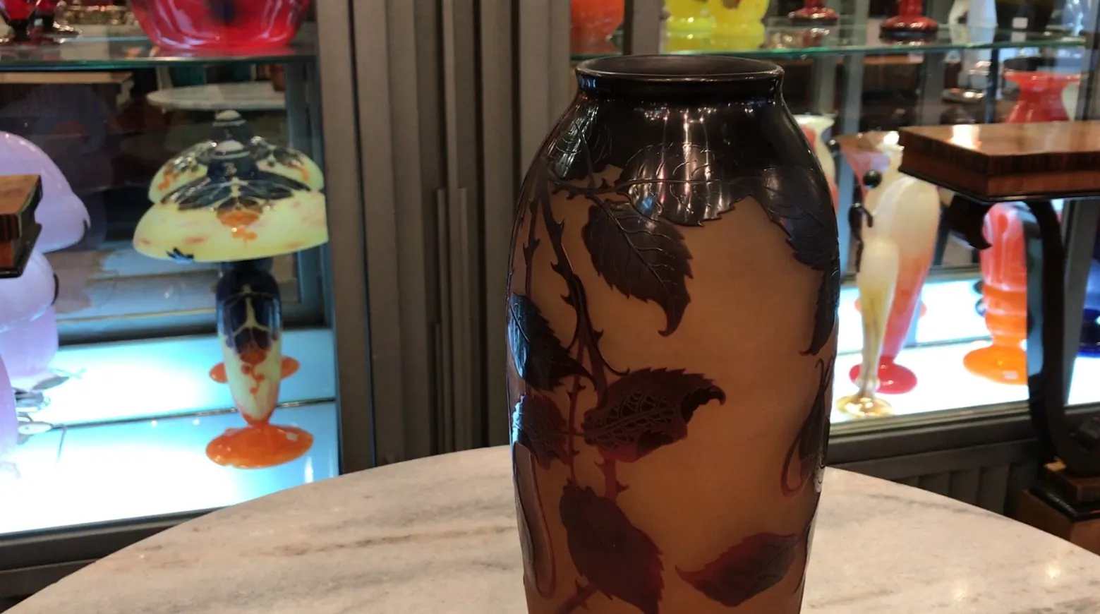 Vase antique signé D'Argental avec des feuilles décoratives