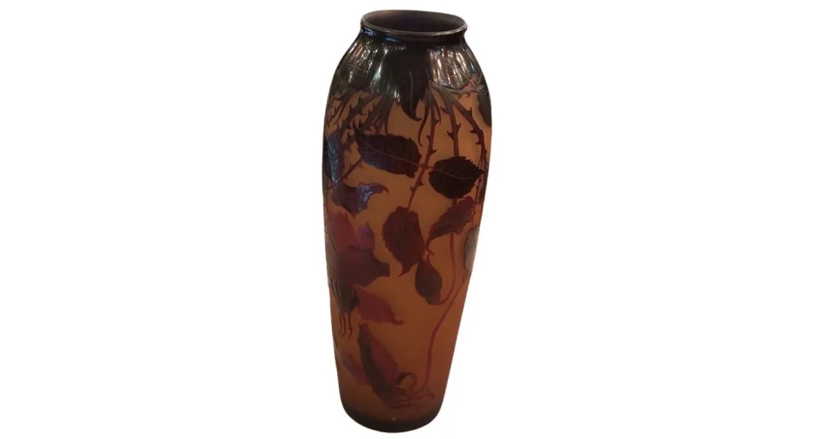 Vaso de vidrio firmado D'Argental con decoración de hojas y tallos.