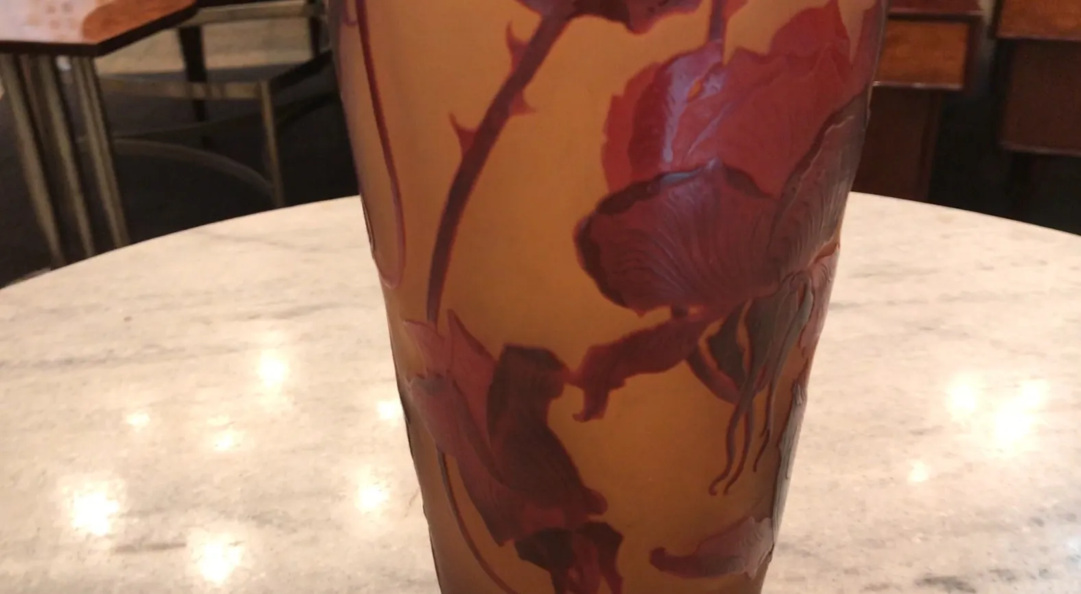 antikes signiertes Glas D'Argental mit dekorativen Blumen auf bernsteinfarbenem Hintergrund