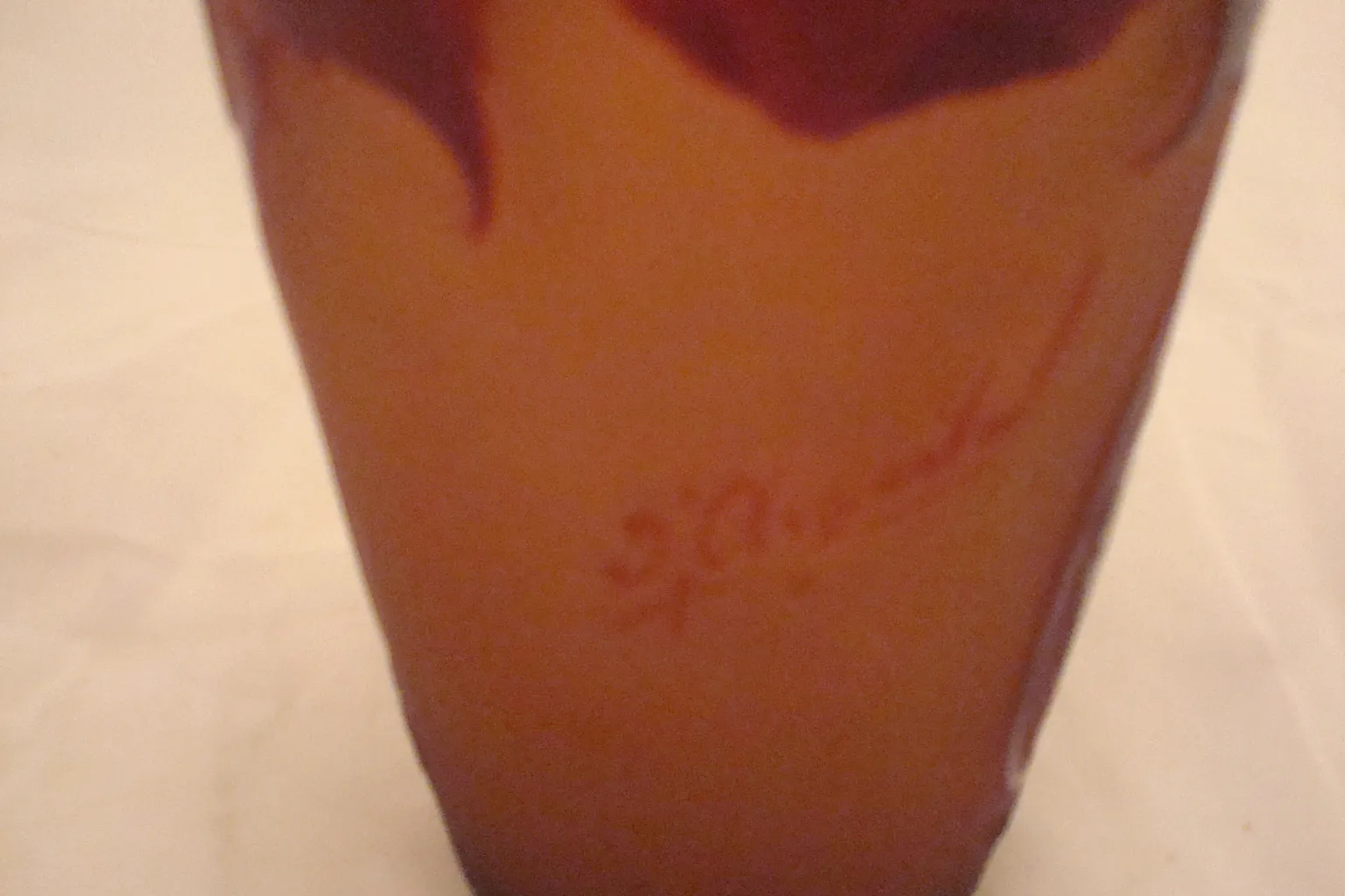 古代のサイン入りグラス（D'Argental）には、独特のディテールがあり、エレガントな雰囲気が漂っています。