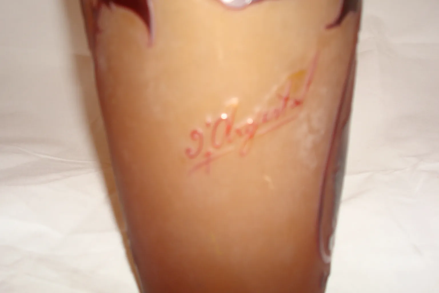 Vidrio firmado D'Argental con diseño distintivo y elegante.