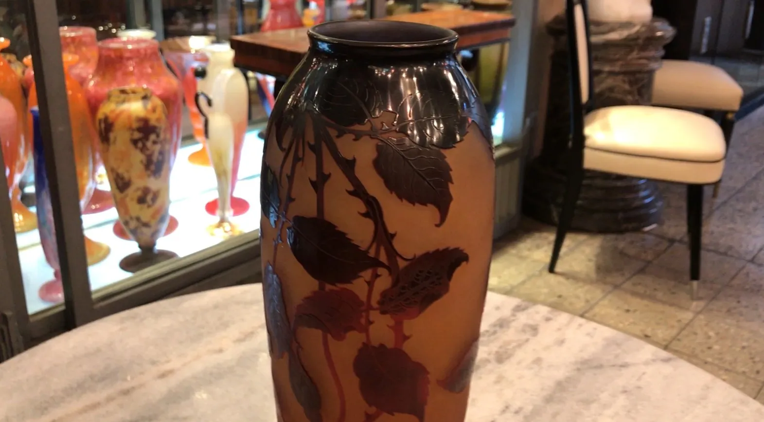 Verre ancien signé D'Argental avec décoration florale, magnifiquement travaillé. Fond avec d'autres objets en verre colorés.