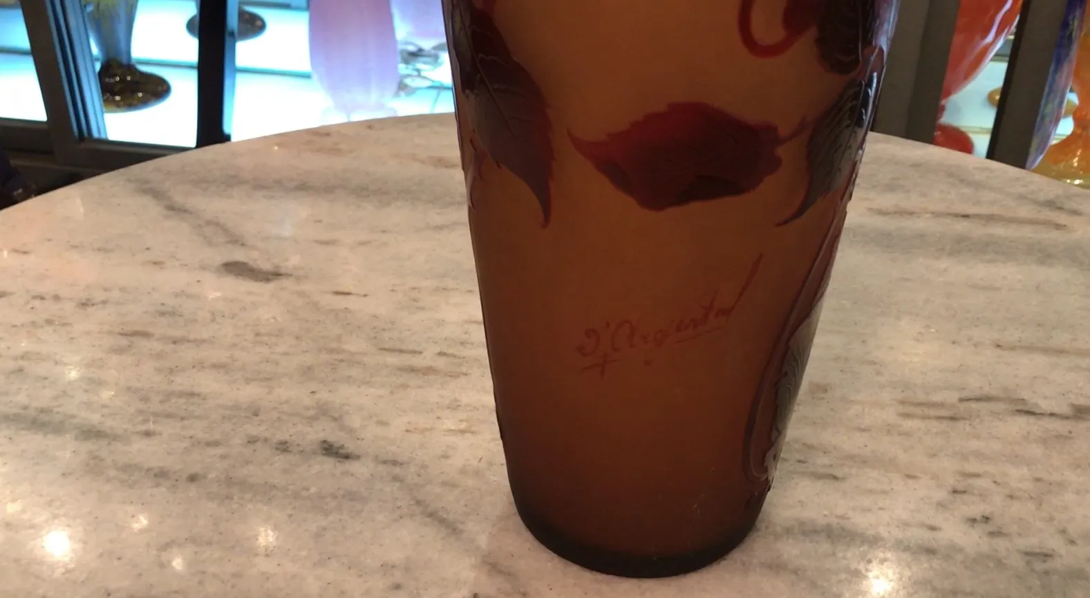 签名玻璃D'Argental，带有装饰性叶子，背景为浅色