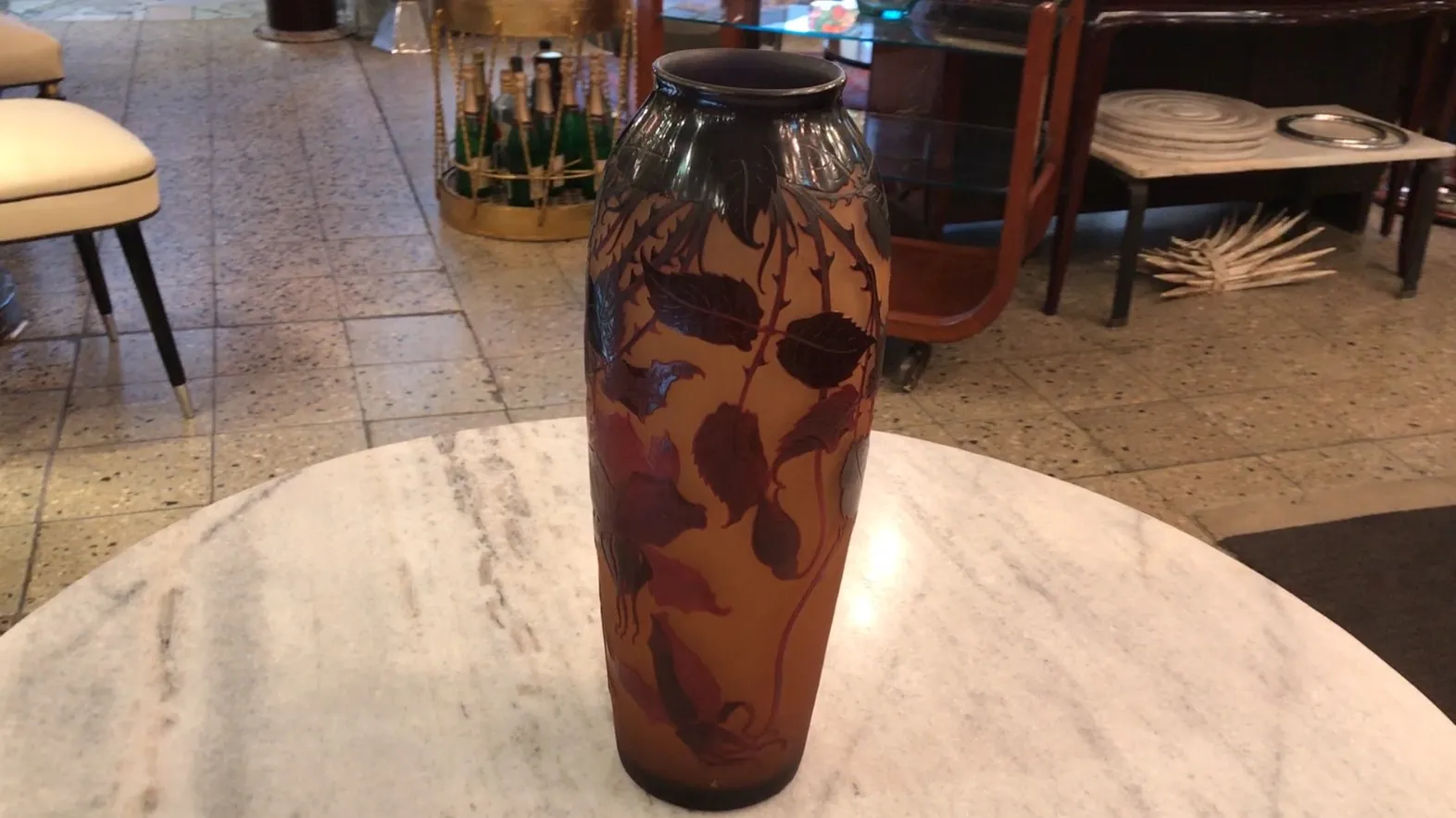 Antike Vase aus signiertem Glas D'Argental mit Blumenmuster in elegantem Ambiente.