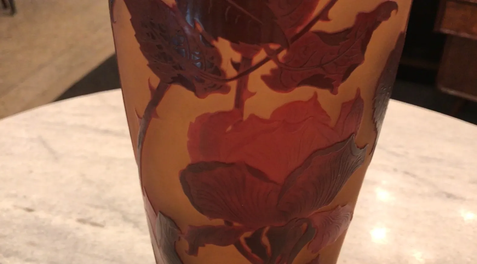 Linda vaso de vidro assinado d'argental com desenho de flores