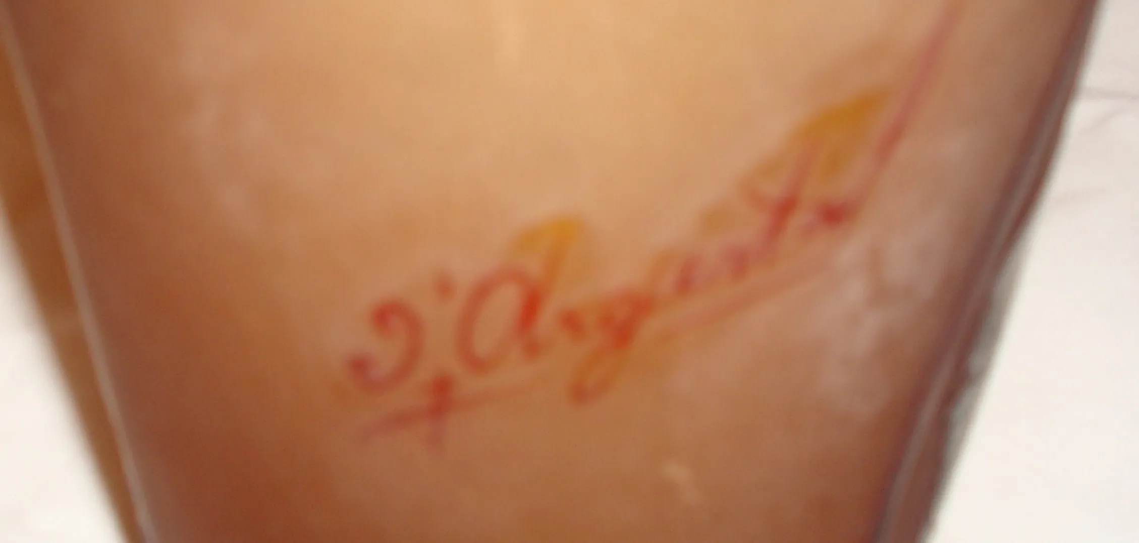 古董签名玻璃D'Argental，浅色展示细节。