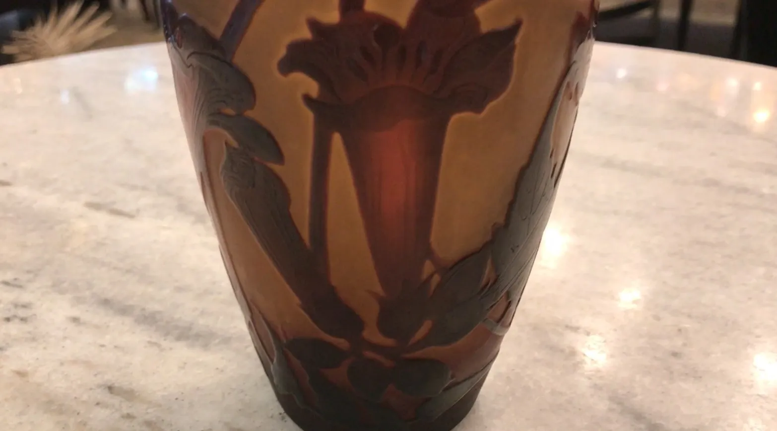 vase ancien avec motif floral et signature