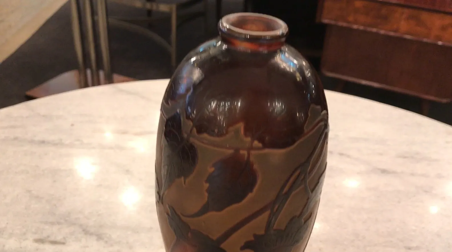 Vidrio firmado D'Argental con diseño de hojas en un fondo marrón oscuro