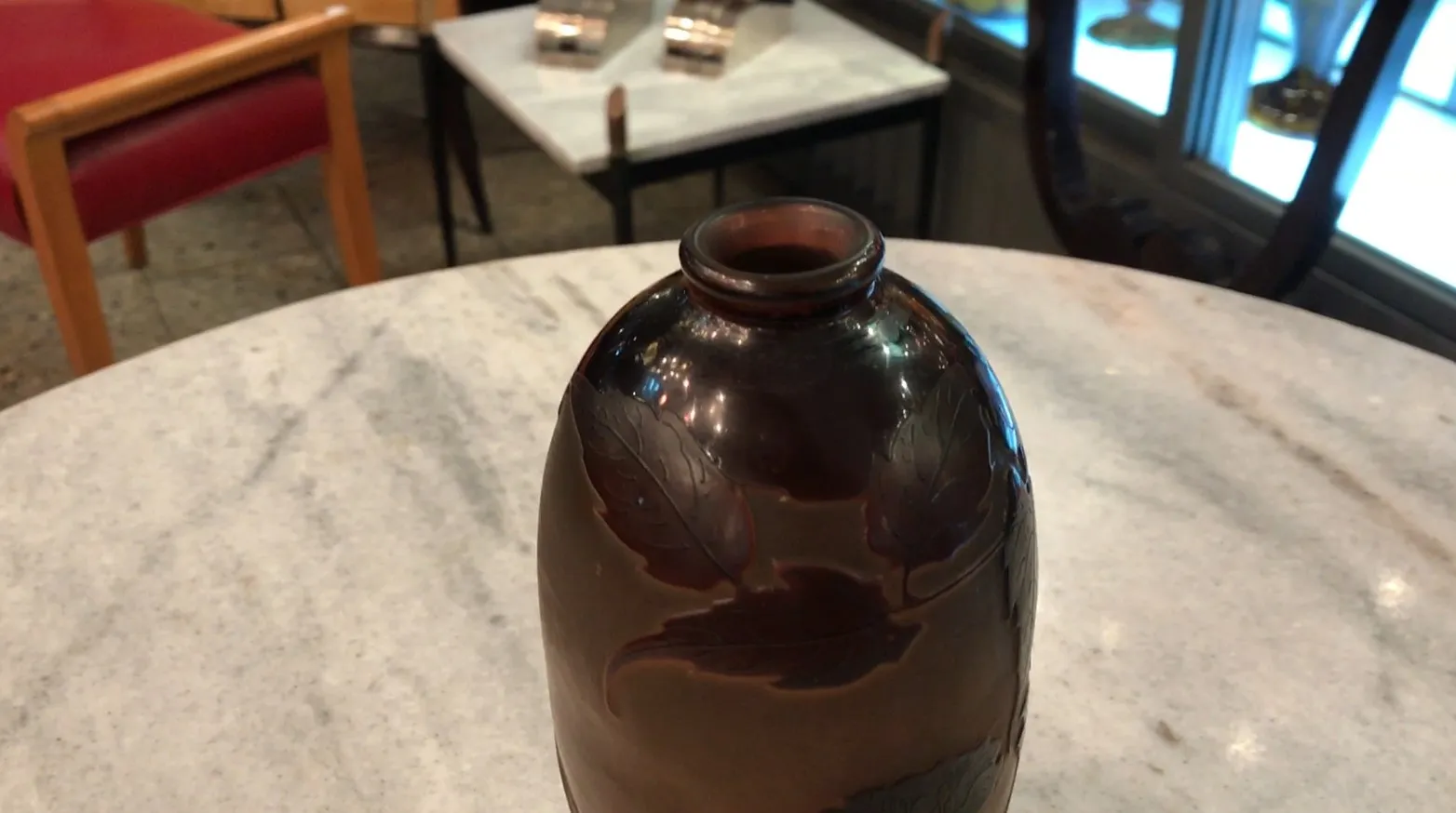 verre décoratif foncé avec des détails sculptés et une forme élégante