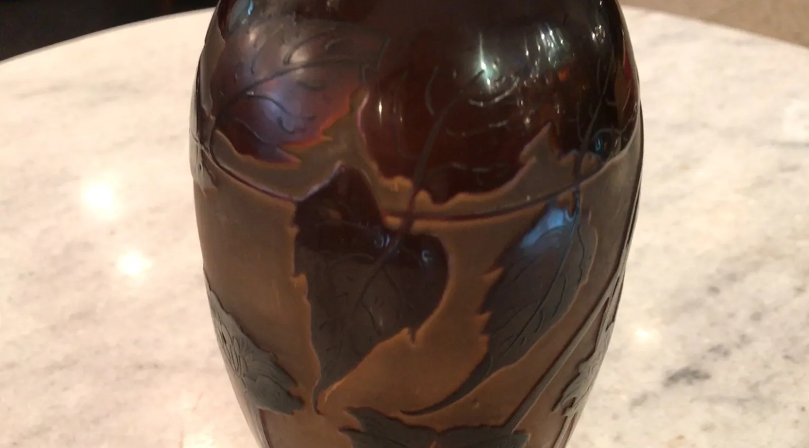 다르간탈의 어두운 색조로 음각된 옛 유리.