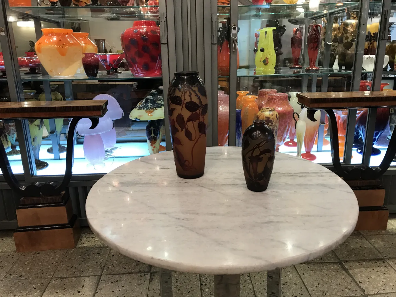 Zwei antike Vasen aus signiertem Glas D'Argental auf einem Tisch.