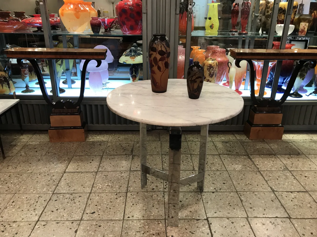 dois vasos de vidro assinado d'argental sobre uma mesa redonda