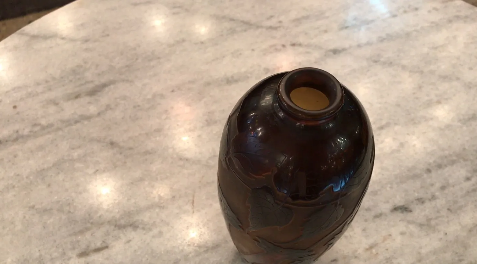 Antikes Glas mit D'Argental-Unterschrift auf neutralem Hintergrund. Mit Naturmotiven verziert.