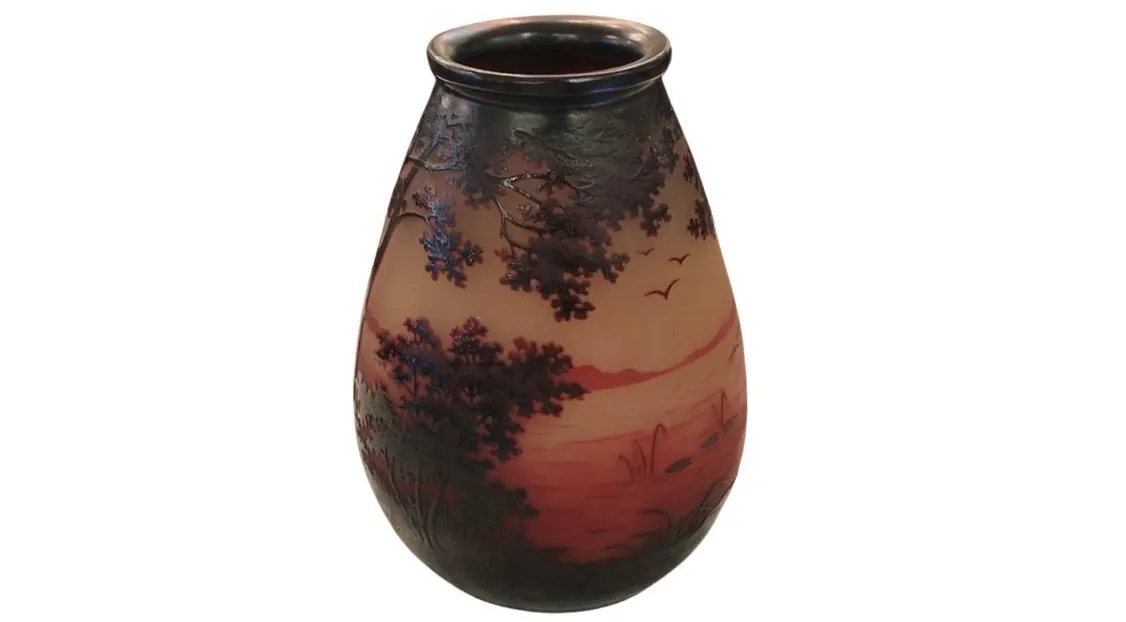 Signiertes Glas D'Argental mit warmer Landschaftsdekoration