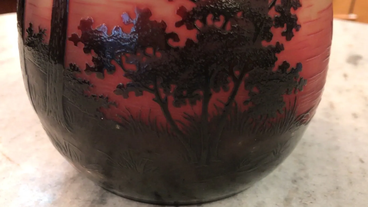 Verre signé D'Argental avec détail de paysage et feuillage.