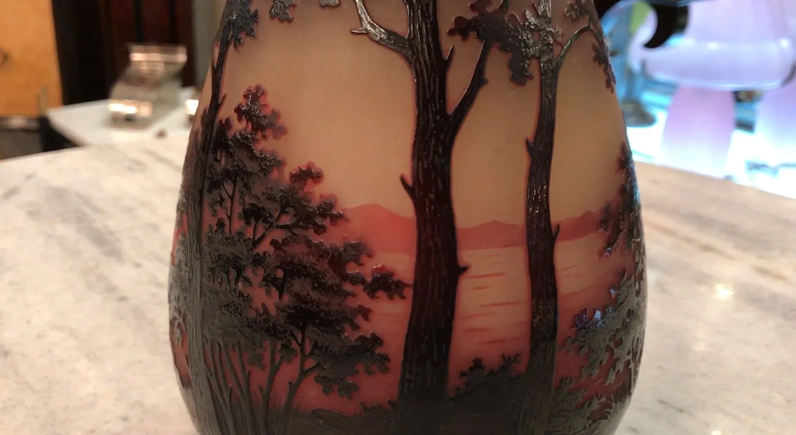 Antiquité verre signé D'Argental avec beau paysage et arbres.