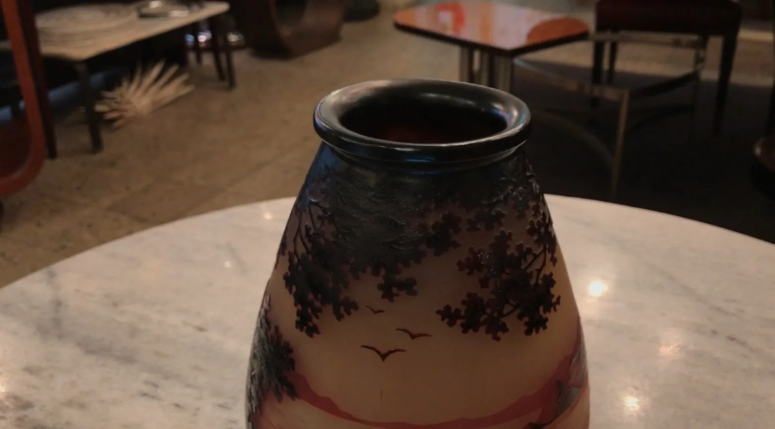 Vetro firmato D'Argental con decorazione paesaggistica antica.