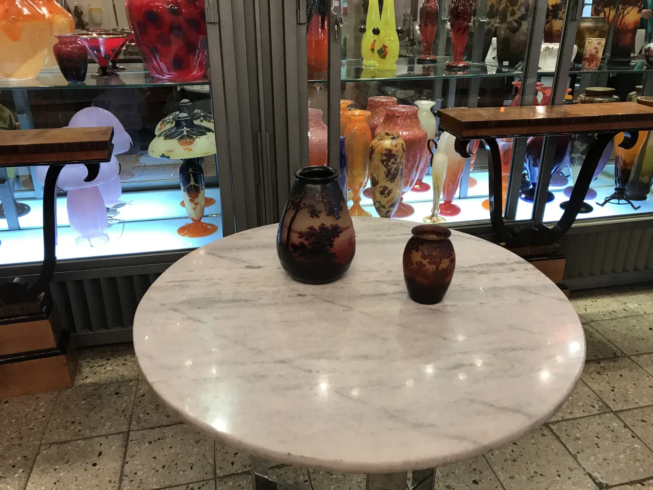 प्राचीन हस्ताक्षरित ग्लास D'Argental टेबल पर