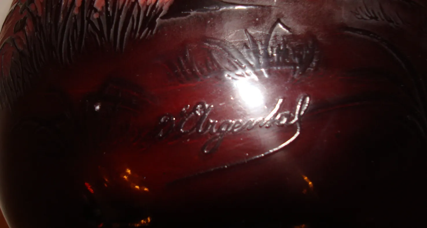 Vidrio antiguo firmado D'Argental con detalles claros y elegantes.