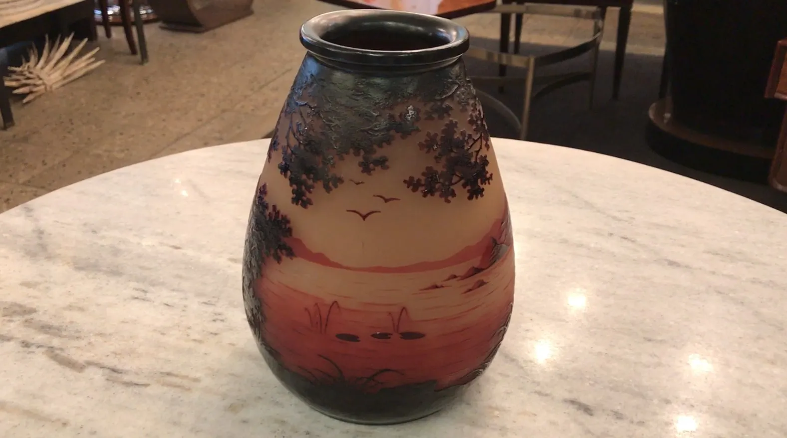 Signiertes Glas D'Argental mit Naturmotiven in warmen Farbtönen.