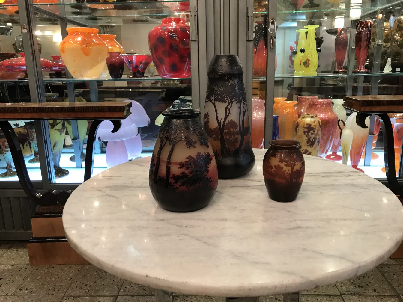 Trois vases en verre signé D'Argental sur une table