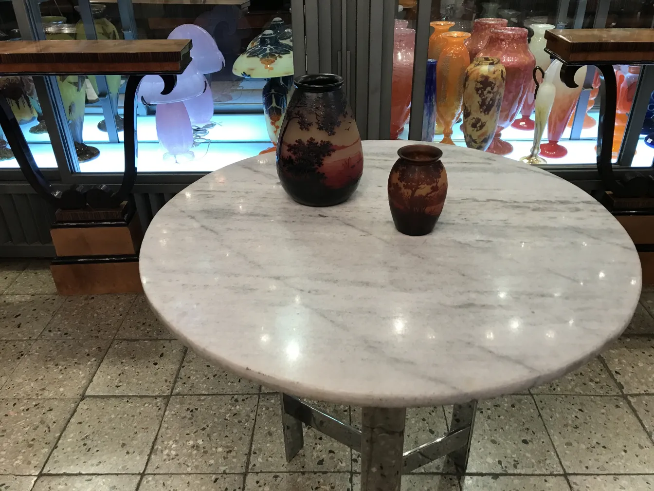 due vasi antichi su tavolo in marmo, sfondo decorativo