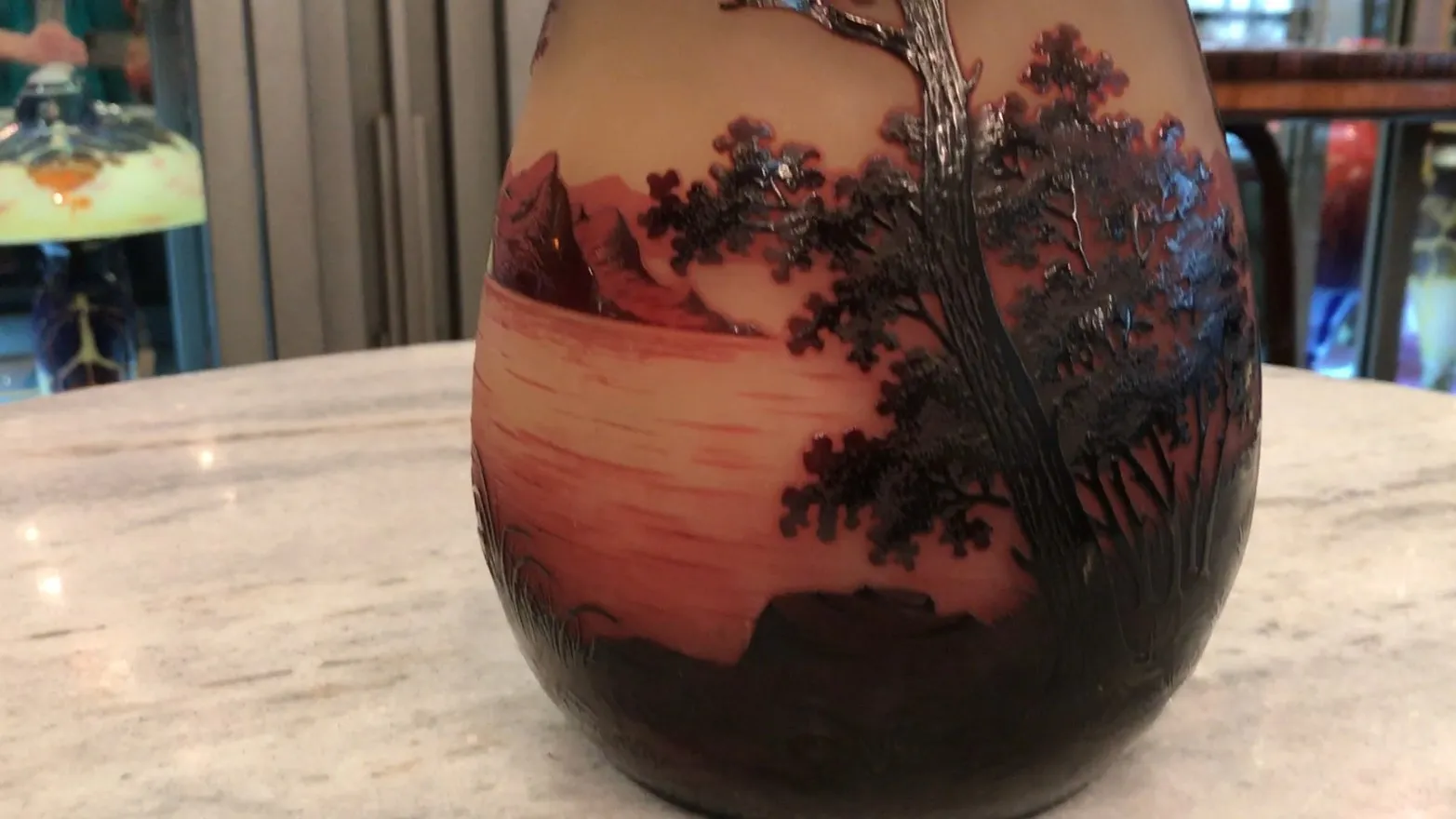 Vetro antico firmato d'argental con paesaggio decorativo