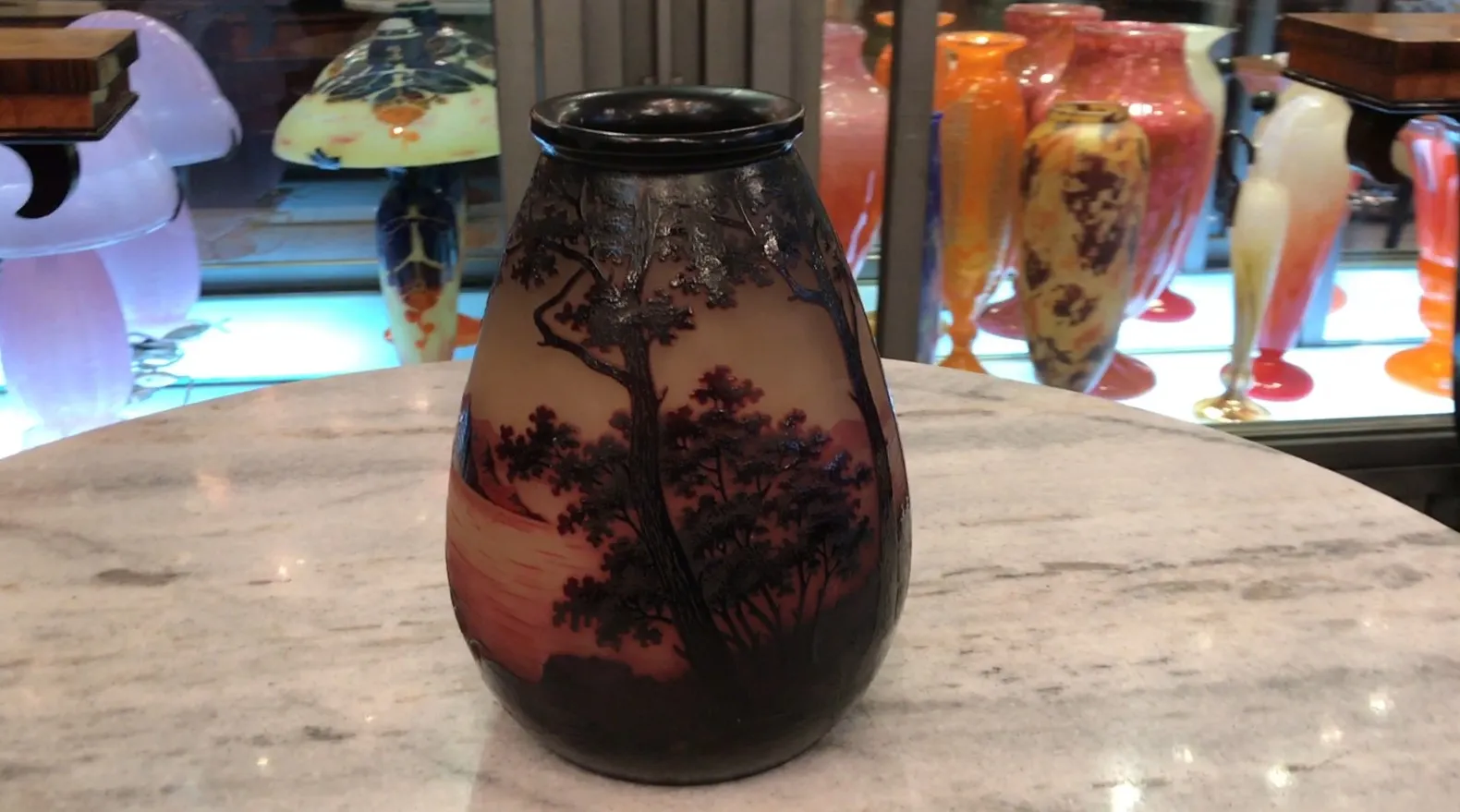 Verre ancien D'Argental avec gravures, fond décoratif