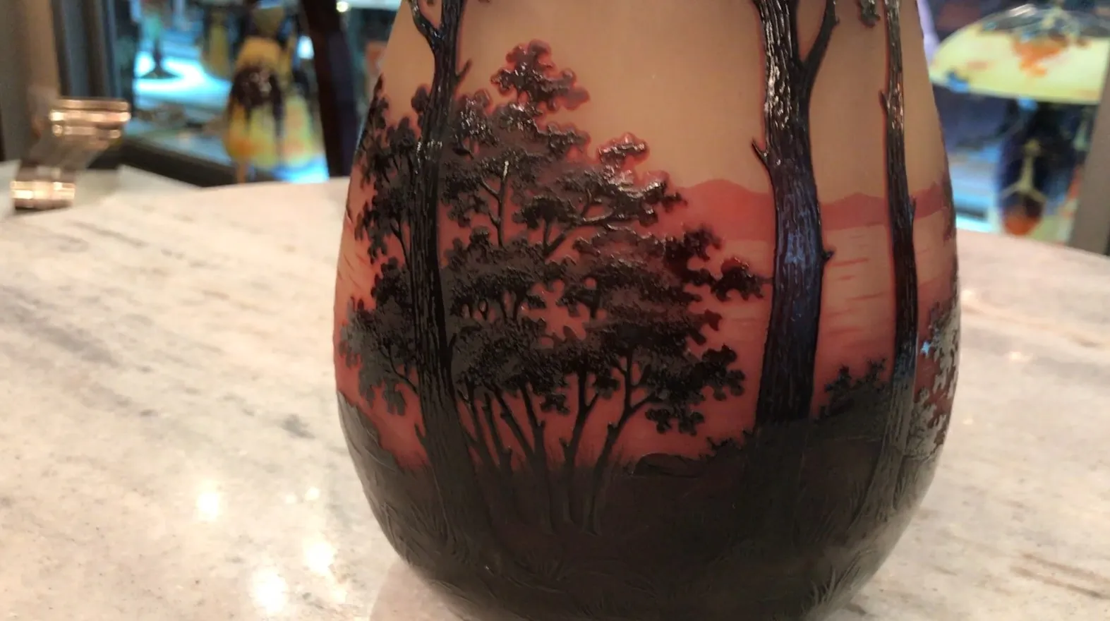 Verre ancien signé D'Argental représentant un paysage d'arbres.