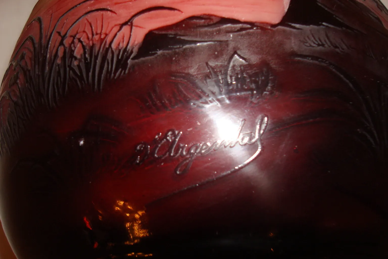 Antikes signiertes Glas D'Argental mit roten Akzenten und eleganter Form.