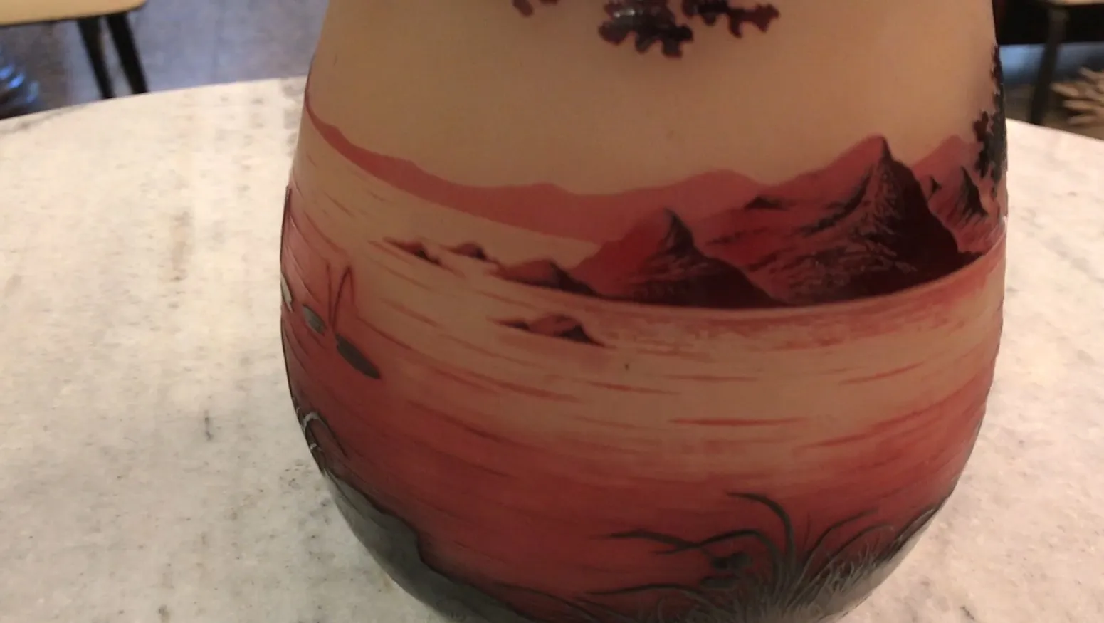 Antikes signiertes Glas D'Argental mit warmen Landschaftsmotiven.