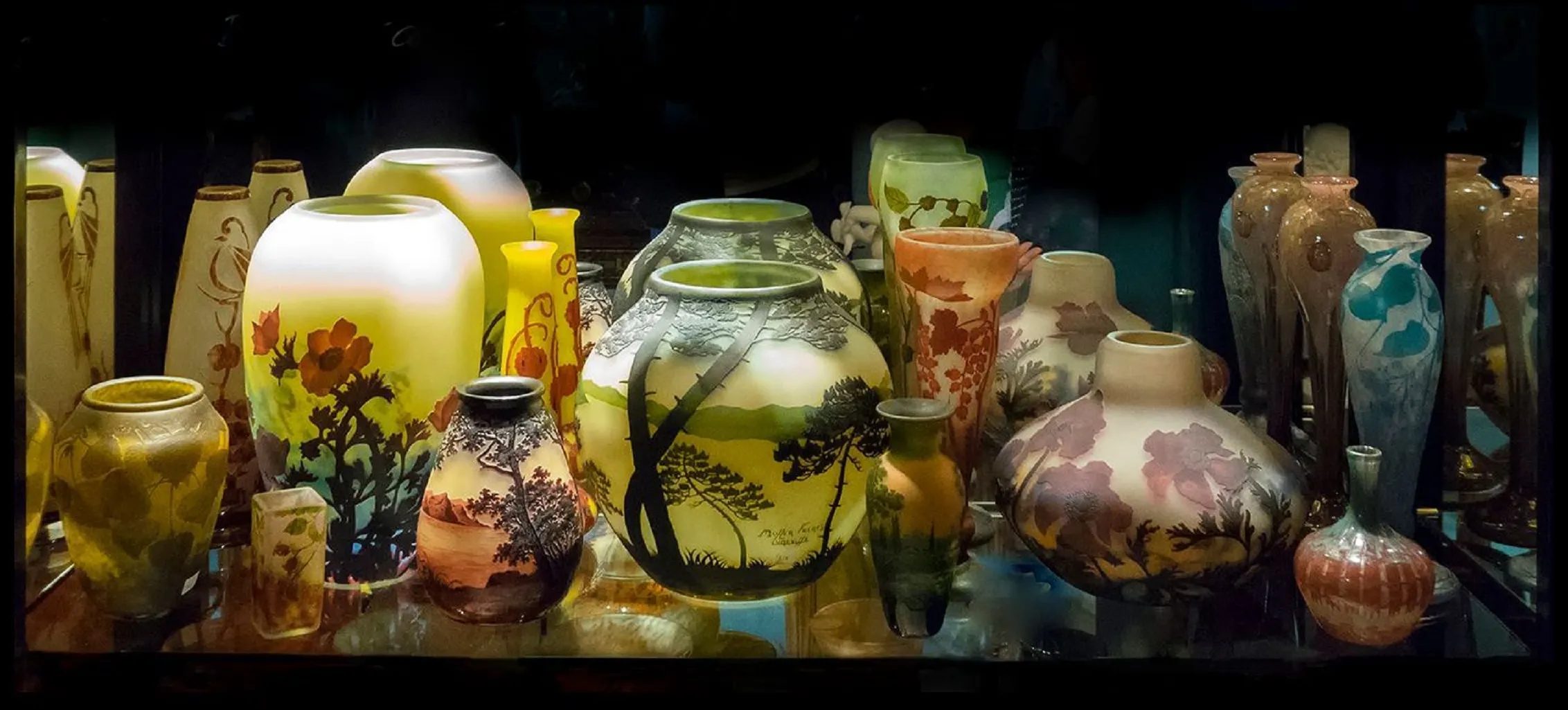 مجموعة الزجاج القديم الموقّع d'argental مع زخارف زهرية متنوعة