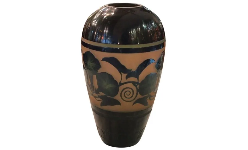 vaso antigo decorado com padrões de folhas e espirais