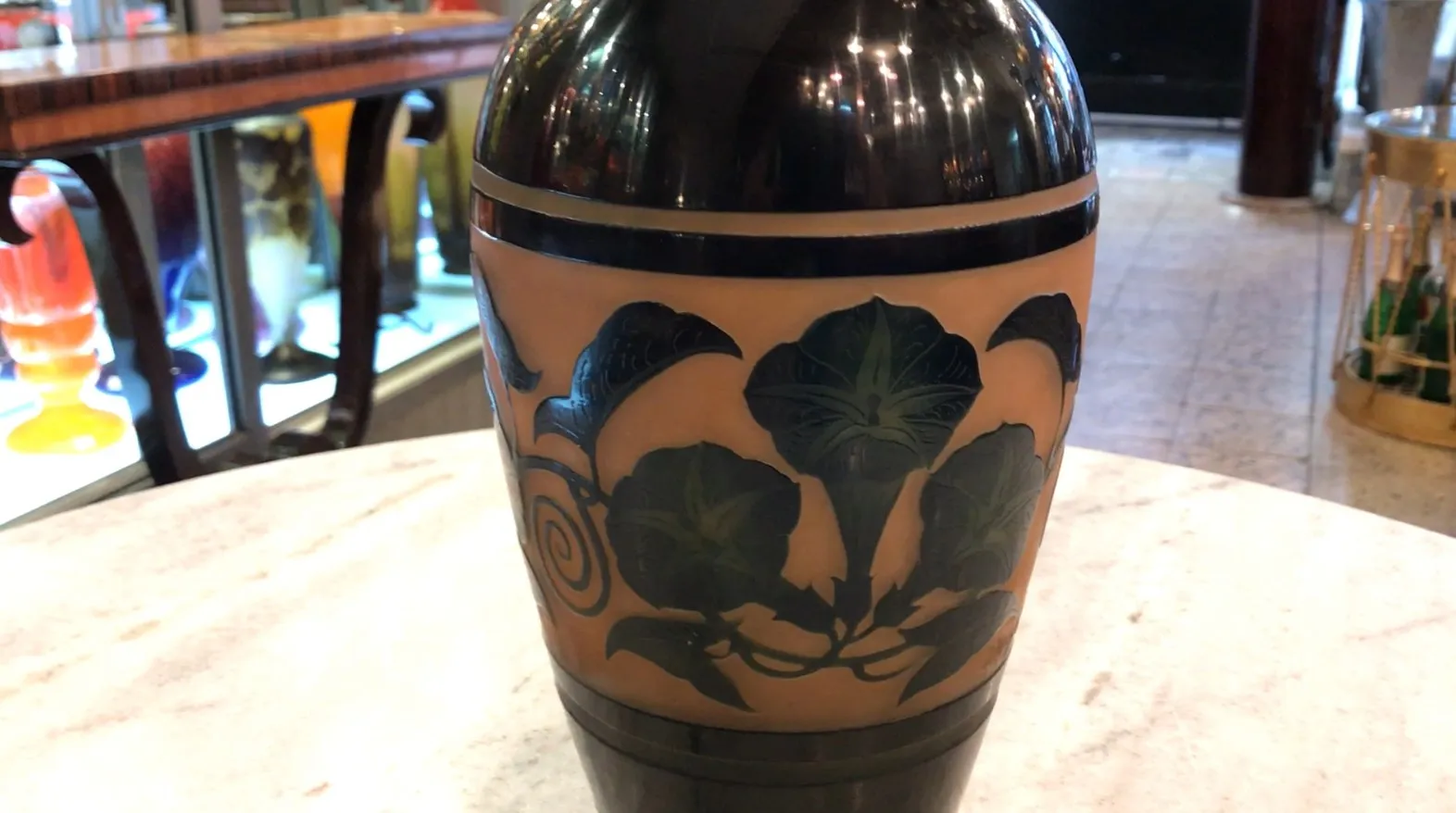 verre signé avec motif de feuilles, ambiance vintage