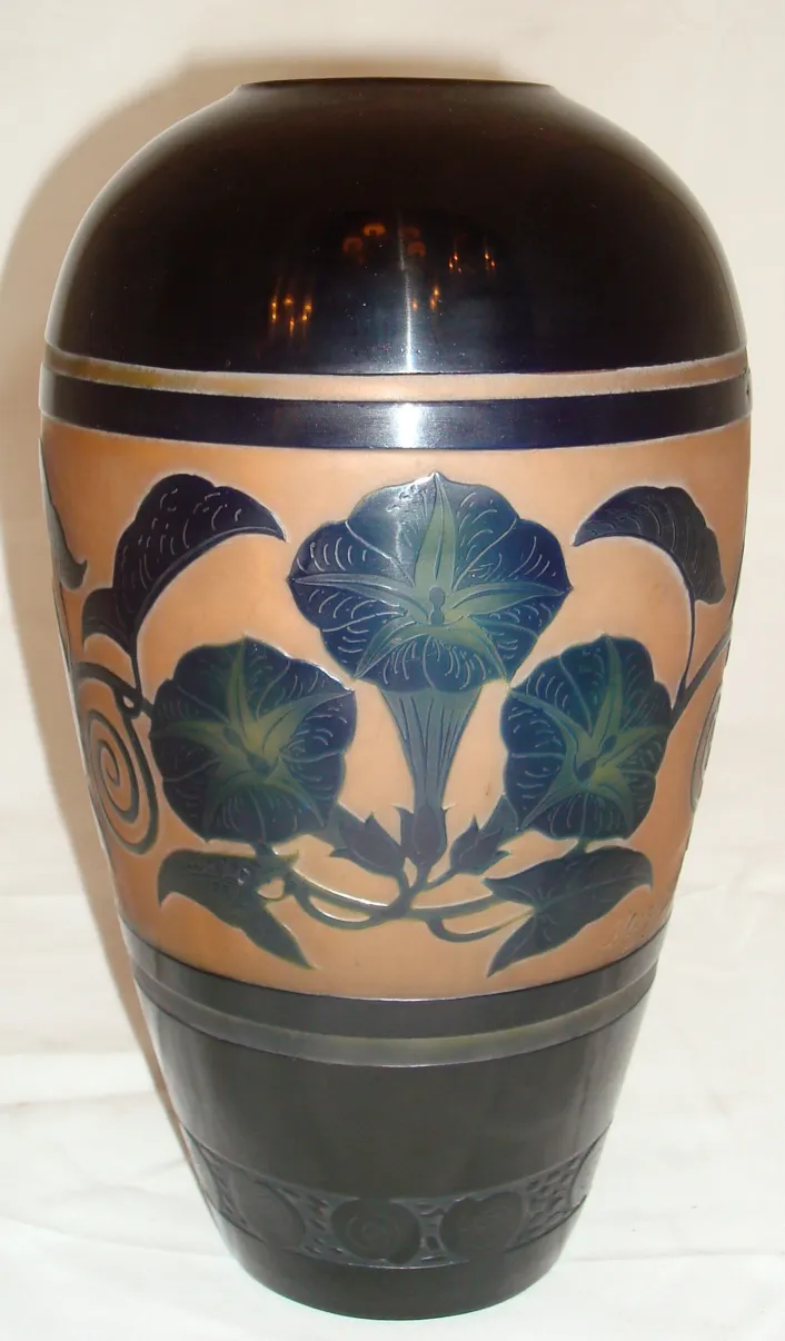 Vase en verre antique signé D'Argental avec décor floral stylisé
