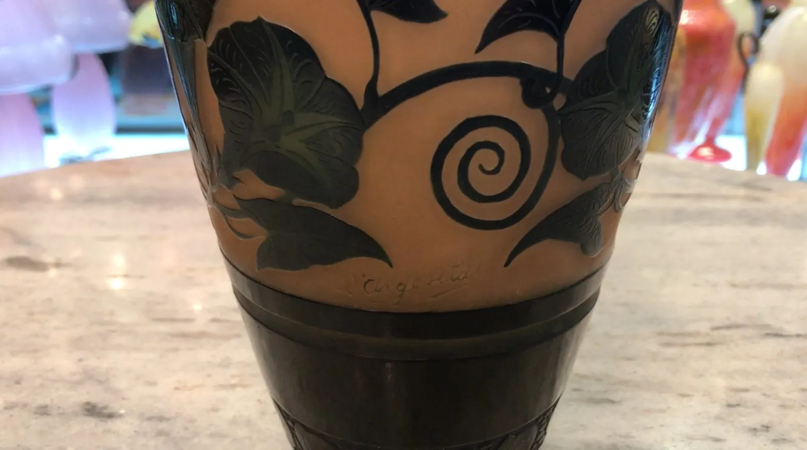 签名玻璃D'Argental，带有古老的花卉设计