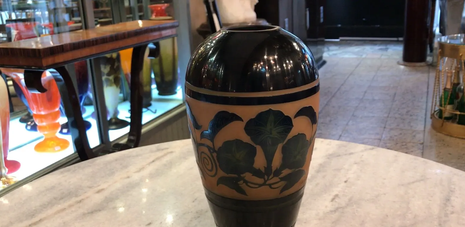 Verre signé D'Argental avec décoration florale en teintes sombres