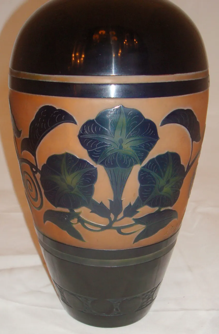 Verre surélevé avec décoration florale, signature antique.