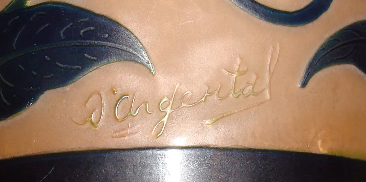 Vidrio firmado D'Argental con diseño de hoja en fondo colorido