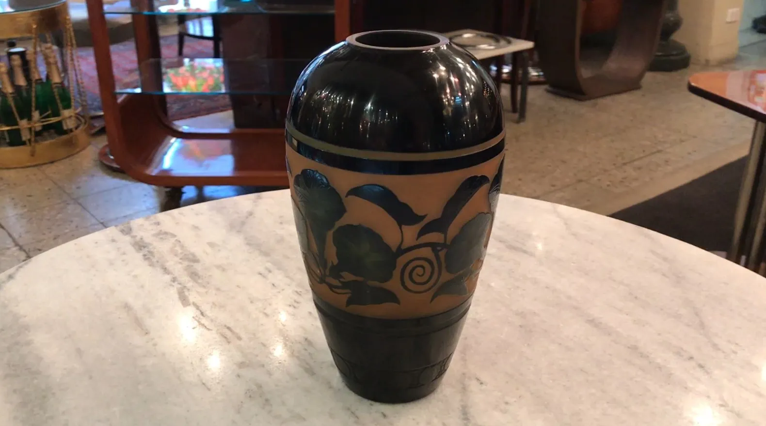 Verre signé D'Argental avec motif décoratif