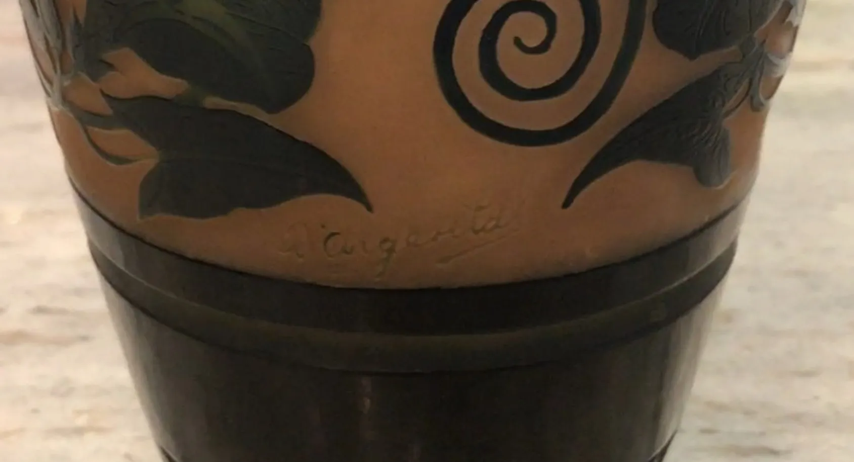 Verre ancien signé D'Argental avec motifs de feuilles