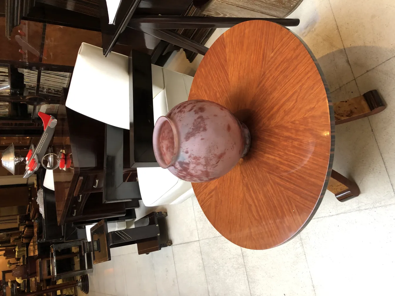 古董玻璃花瓶，上面有罗兰的签名，放在圆桌上。