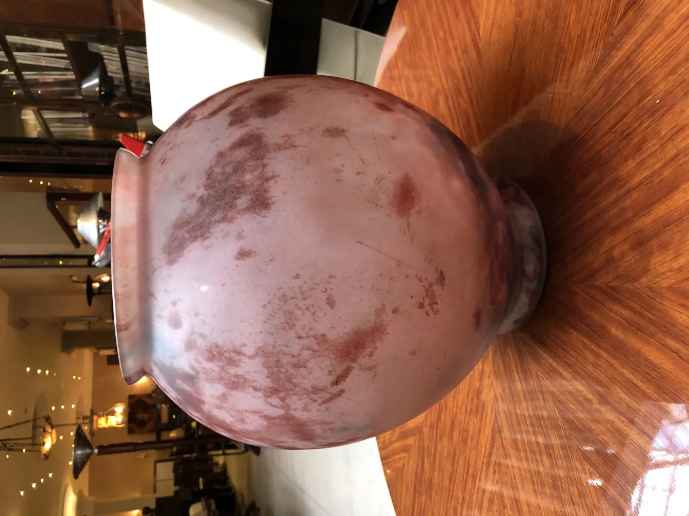 Verre ancien signé Lorrain avec des détails subtils