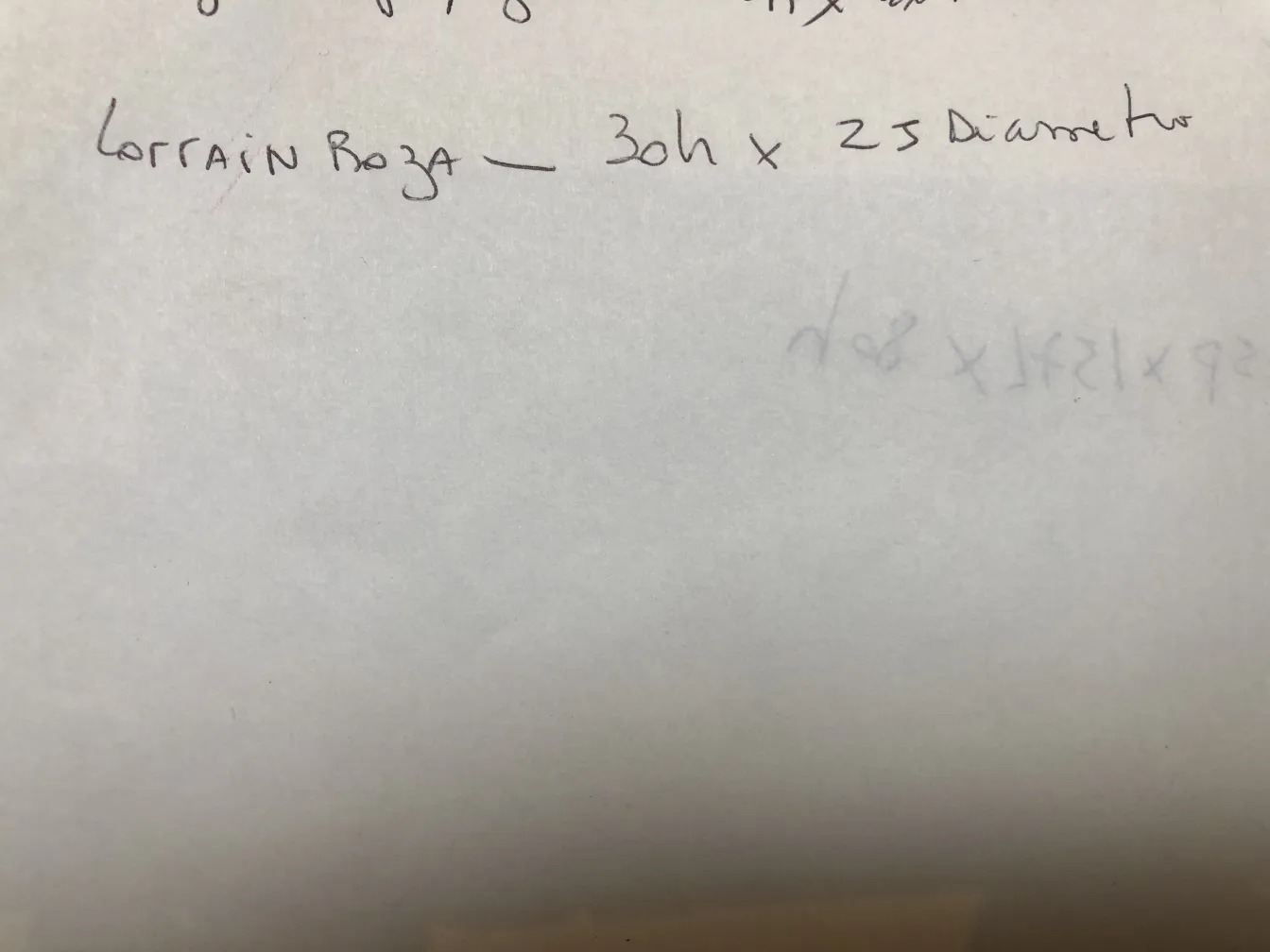 زجاج قديم موقّع لورين على خلفية ناعمة