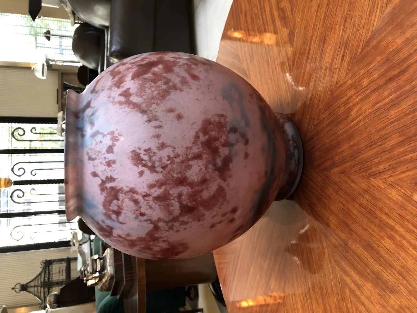 粉红色调的签名玻璃，装饰品在舒适的环境中。